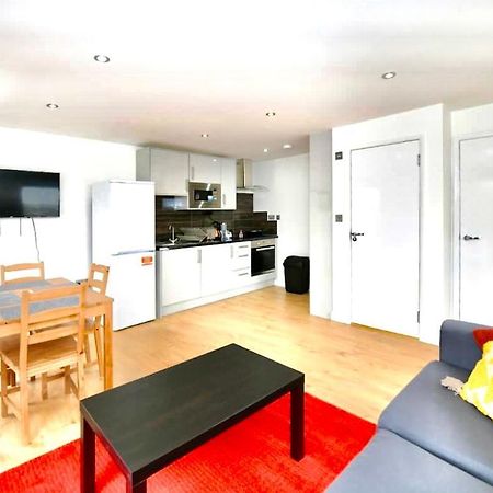Lovely 2 Bedroom Serviced Penthouse Battersea Park Road Londen Buitenkant foto